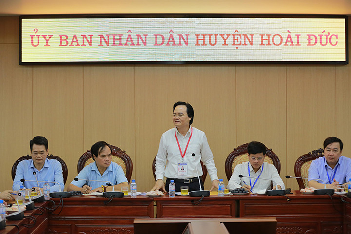 Sáng nay (24/6), Bộ trưởng Phùng Xuân Nhạ cùng đoàn công tác của Bộ GD&ĐT đã làm việc với ban chỉ đạo thi huyện Hoài Đức (Hà Nội). Bộ trưởng Phùng Xuân Nhạ nhấn mạnh không vì các sơ suất nhỏ ảnh hưởng đến kỳ thi đặc biệt quan trọng của quốc gia Sáng nay (24/6), Bộ trưởng Phùng Xuân Nhạ cùng đoàn công tác của Bộ GD&ĐT đã làm việc với ban chỉ đạo thi huyện Hoài Đức (Hà Nội). Bộ trưởng Phùng Xuân Nhạ nhấn mạnh không vì các sơ suất nhỏ ảnh hưởng đến kỳ thi đặc biệt quan trọng của quốc gia