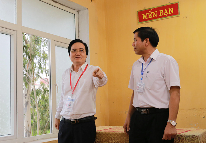 Bộ trưởng Phùng Xuân Nhạ cũng đặc biệt chú ý đến các cửa sổ phòng thi nhằm đảm bảo độ thoáng, ánh sáng cho các thí sinh. Tuy nhiên, Bộ trưởng cũng lưu ý lực lượng an ninh giám sát vòng ngoài, không để người lạ tiếp cận khu vực cửa sổ. Bộ trưởng Phùng Xuân Nhạ cũng đặc biệt chú ý đến các cửa sổ phòng thi nhằm đảm bảo độ thoáng, ánh sáng cho các thí sinh. Tuy nhiên, Bộ trưởng cũng lưu ý lực lượng an ninh giám sát vòng ngoài, không để người lạ tiếp cận khu vực cửa sổ.