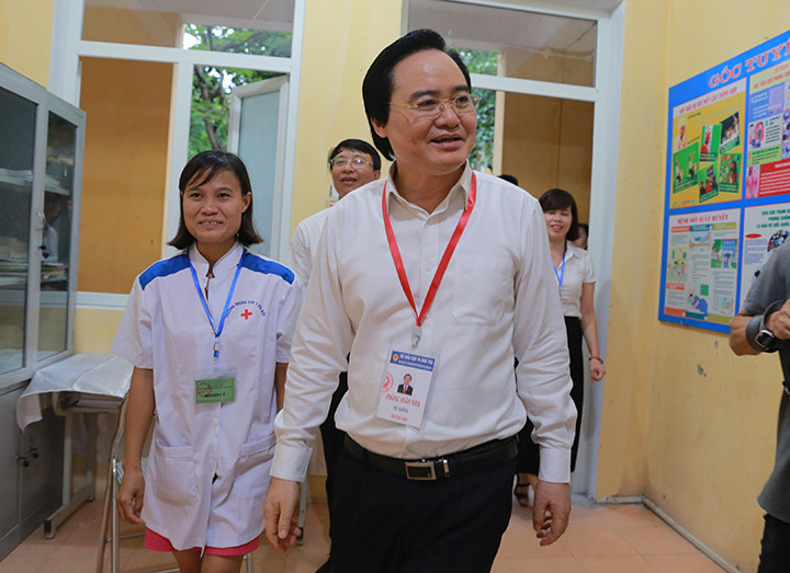 Tại Phòng Y tế của địa điểm thi trường THCS An Khánh, Bộ trưởng Phùng Xuân Nhạ yêu cầu cán bộ y tế chủ động xử lý, cấp thuốc ngay cho thí sinh nếu có sự cố. Tại Phòng Y tế của địa điểm thi trường THCS An Khánh, Bộ trưởng Phùng Xuân Nhạ yêu cầu cán bộ y tế chủ động xử lý, cấp thuốc ngay cho thí sinh nếu có sự cố.