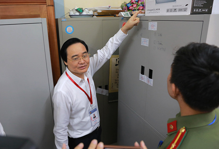 Bộ trưởng yêu cầu lực lượng an ninh kiểm soát nghiêm, không được để xảy ra bất cứ sơ suất nào trong quá trình bảo quản đề thi. Bộ trưởng yêu cầu lực lượng an ninh kiểm soát nghiêm, không được để xảy ra bất cứ sơ suất nào trong quá trình bảo quản đề thi.