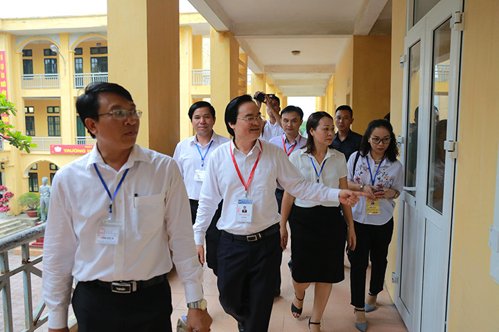 Trong suốt quá trình kiểm tra, Bộ trưởng Phùng Xuân Nhạ thường xuyên nhắc nhở cán bộ tham gia các khâu của kỳ thi làm đúng nhiệm vụ được phân không, không rời vị trí trong khi làm nhiệm vụ. Trong suốt quá trình kiểm tra, Bộ trưởng Phùng Xuân Nhạ thường xuyên nhắc nhở cán bộ tham gia các khâu của kỳ thi làm đúng nhiệm vụ được phân không, không rời vị trí trong khi làm nhiệm vụ.