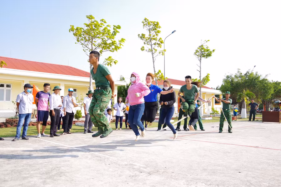 Các đội tham gia thi đấu môn nhảy dây nam nữ.
