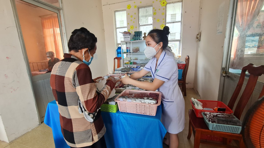 Người dân được khám bệnh và cấp thuốc miễn phí.