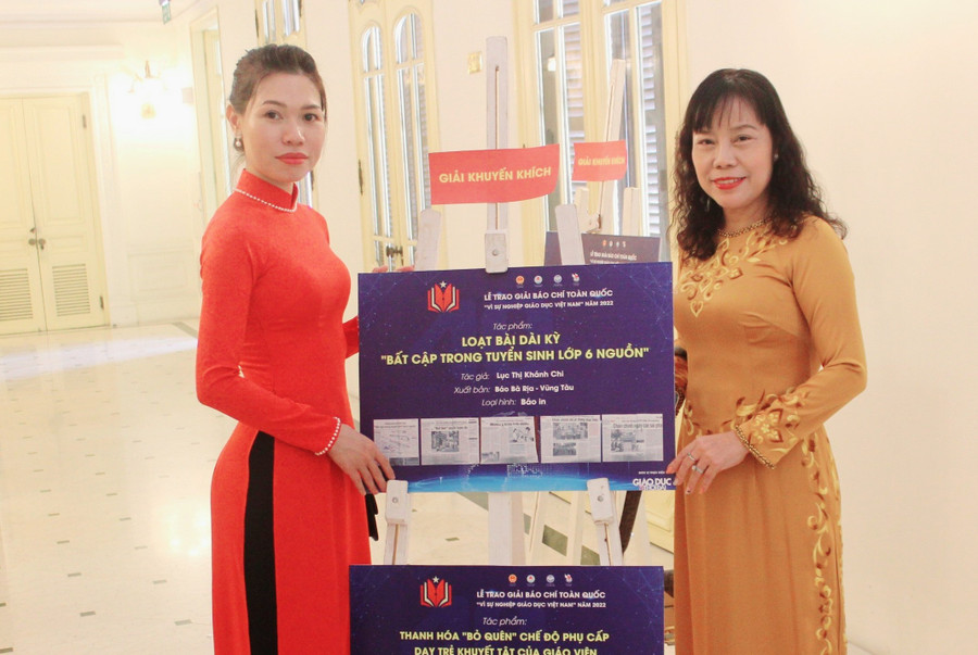 Phóng viên Khánh Chi (bên trái), hai lần đạt giải Giải báo chí vì sự nghiệp Giáo dục Việt Nam. Ảnh: NVCC. Phóng viên Khánh Chi (bên trái), hai lần đạt giải Giải báo chí vì sự nghiệp Giáo dục Việt Nam. Ảnh: NVCC.