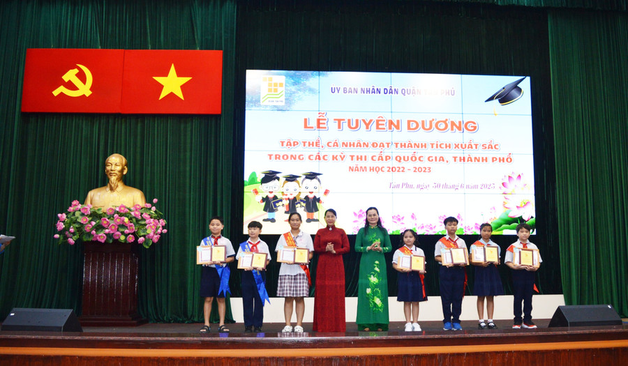 Các học sinh quận Tân Phú đạt thành tích nhận khen thưởng. Ảnh: Phòng GD&ĐT quận Tân Phú cung cấp. Các học sinh quận Tân Phú đạt thành tích nhận khen thưởng. Ảnh: Phòng GD&ĐT quận Tân Phú cung cấp.