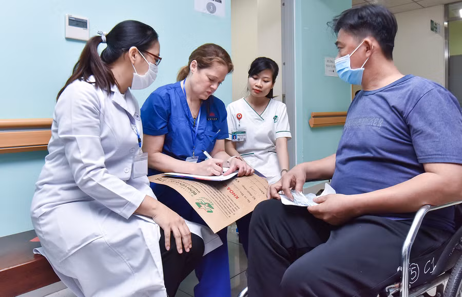 Các bác sĩ thăm khám cho bệnh nhân.