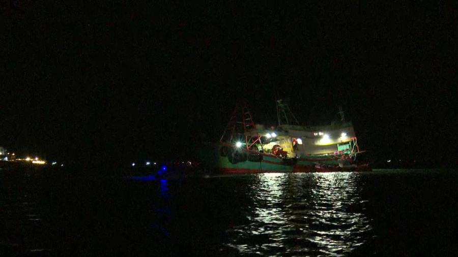 Lực lượng chức năng dẫn giải 4 tàu cá vi phạm về khu vực neo đậu biển Sao Mai-Bến Đình tại thành phố Vũng Tàu phục vụ công tác điều tra làm rõ. Lực lượng chức năng dẫn giải 4 tàu cá vi phạm về khu vực neo đậu biển Sao Mai-Bến Đình tại thành phố Vũng Tàu phục vụ công tác điều tra làm rõ.