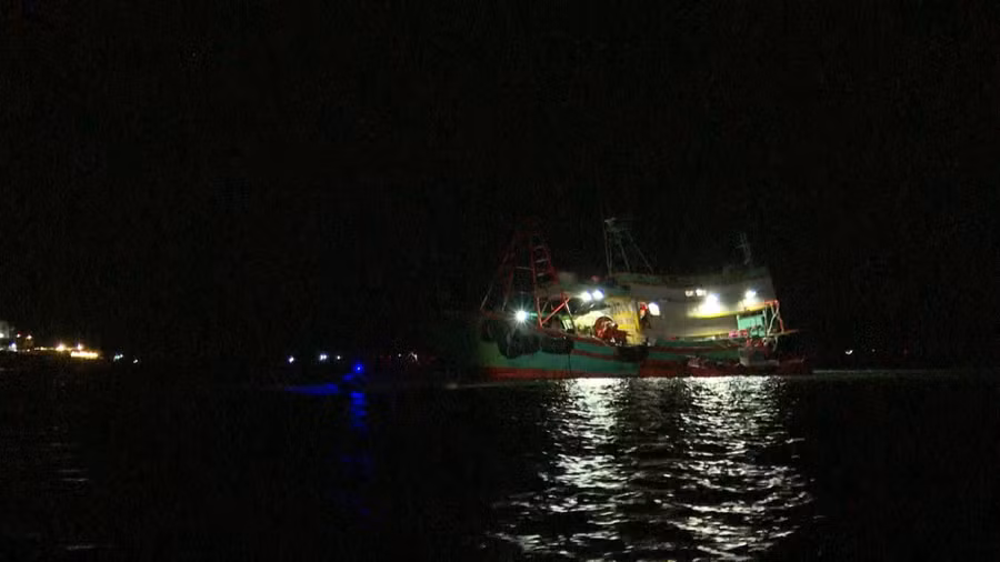 Lực lượng chức năng dẫn giải 4 tàu cá vi phạm về khu vực neo đậu biển Sao Mai-Bến Đình tại thành phố Vũng Tàu phục vụ công tác điều tra làm rõ.