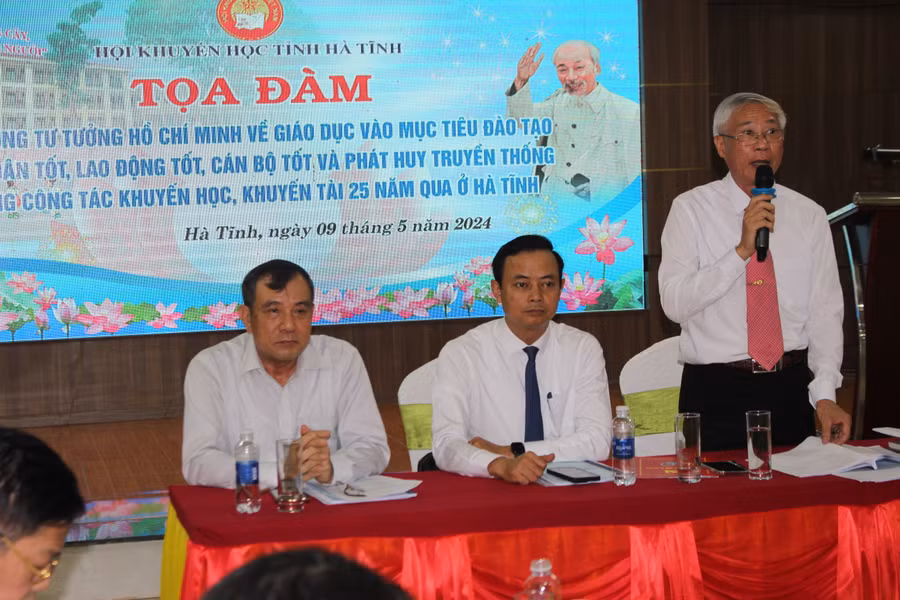 Các đại biểu chủ trì tọa đàm.