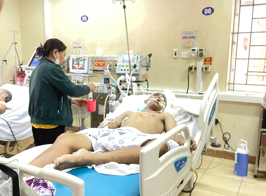 1 tuần sau ca mổ, em Vũ Tuấn Phan hiện vẫn đang nằm điều trị trong tình trạng hôn mê. 1 tuần sau ca mổ, em Vũ Tuấn Phan hiện vẫn đang nằm điều trị trong tình trạng hôn mê.