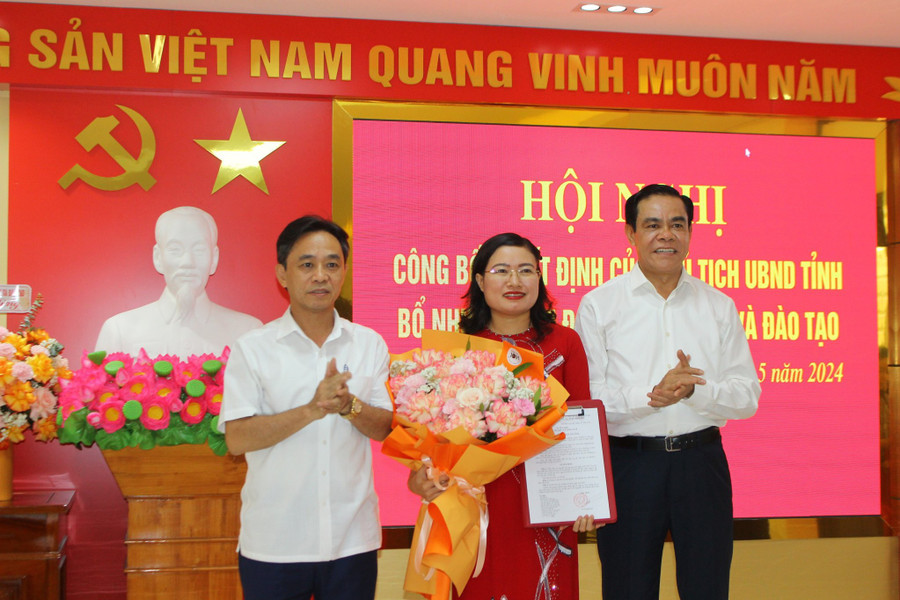Lãnh đạo tỉnh Hà Tĩnh trao quyết định bổ nhiệm và tặng hoa chúc mừng tân Giám đốc Sở GD&ĐT. Lãnh đạo tỉnh Hà Tĩnh trao quyết định bổ nhiệm và tặng hoa chúc mừng tân Giám đốc Sở GD&ĐT.