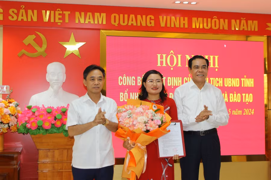 Lãnh đạo tỉnh Hà Tĩnh trao quyết định bổ nhiệm và tặng hoa chúc mừng tân Giám đốc Sở GD&amp;ĐT.
