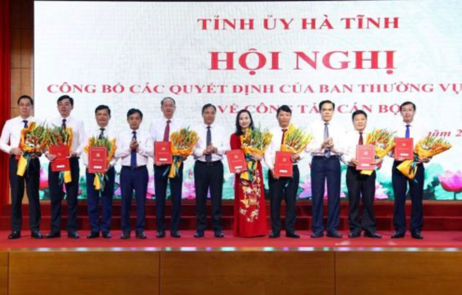 Ban Thường vụ Tỉnh ủy Hà Tĩnh tặng hoa chúc mừng các cán bộ nhận nhiệm vụ mới.