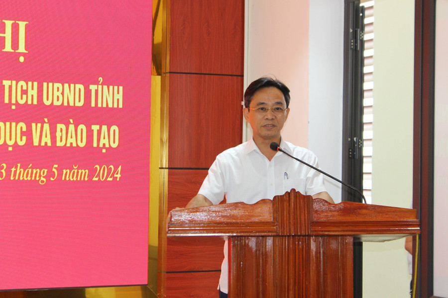 Phó Bí thư Thường trực Tỉnh ủy Hà Tĩnh Trần Thế Dũng thay mặt lãnh đạo tỉnh gửi lời chúc mừng đến tân Giám đốc Sở GD&ĐT. Phó Bí thư Thường trực Tỉnh ủy Hà Tĩnh Trần Thế Dũng thay mặt lãnh đạo tỉnh gửi lời chúc mừng đến tân Giám đốc Sở GD&ĐT.