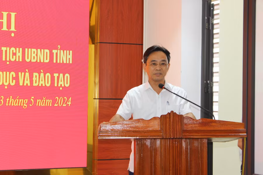 Phó Bí thư Thường trực Tỉnh ủy Hà Tĩnh Trần Thế Dũng thay mặt lãnh đạo tỉnh gửi lời chúc mừng đến tân Giám đốc Sở GD&amp;ĐT.