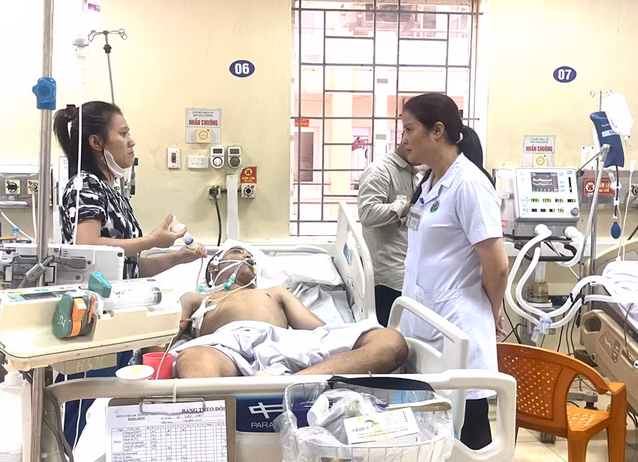 Chị gái luôn túc trực chăm sóc Phan.