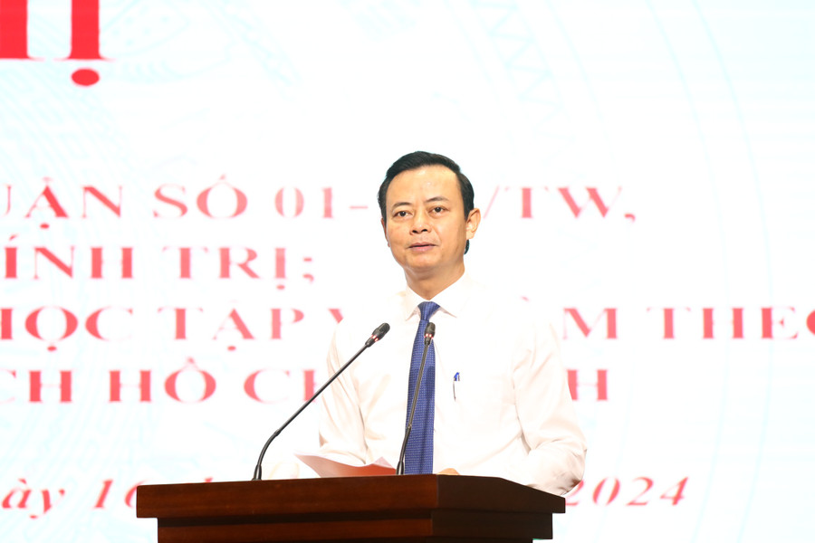Ông Hà Văn Hùng, Trưởng Ban Tuyên giáo Tỉnh uỷ Hà Tĩnh. Ông Hà Văn Hùng, Trưởng Ban Tuyên giáo Tỉnh uỷ Hà Tĩnh.