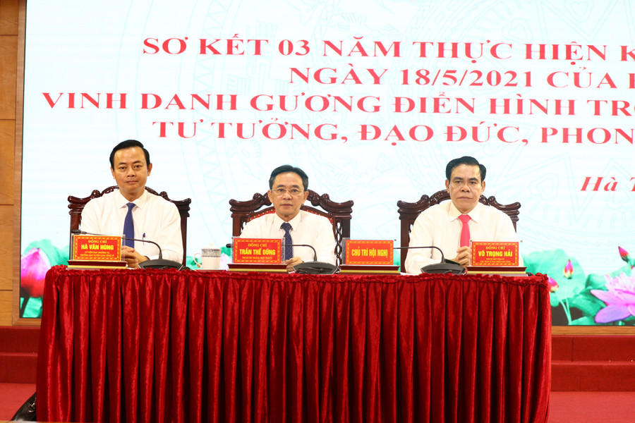 Các đại biểu chủ trì hội nghị. Các đại biểu chủ trì hội nghị.