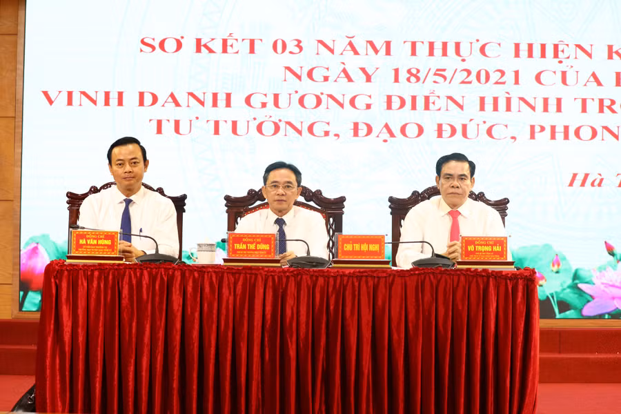 Các đại biểu chủ trì hội nghị.