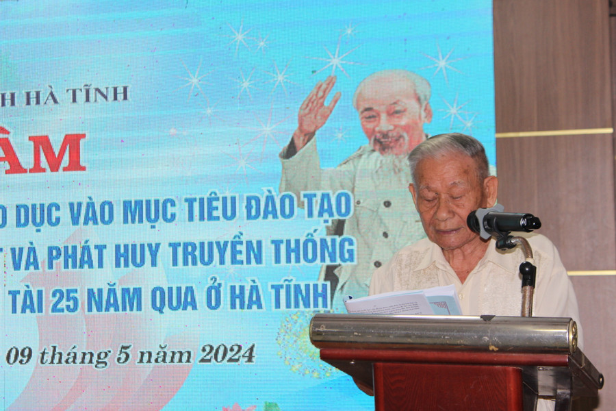 Nhà giáo Nhân dân Bùi Thân báo cáo tham luận. Nhà giáo Nhân dân Bùi Thân báo cáo tham luận.