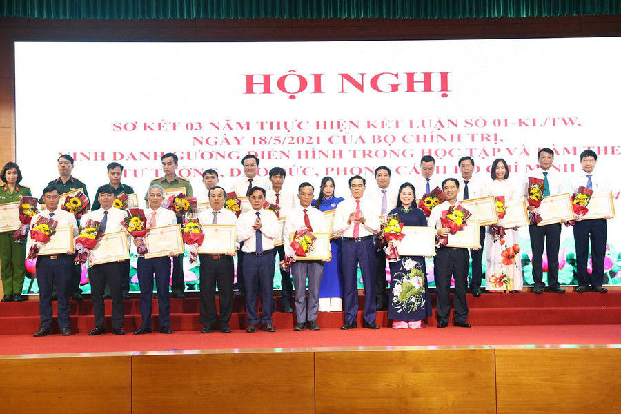 Lãnh đạo tỉnh khen thưởng 42 tập thể và cá nhân điển hình giai đoạn 2021 - 2024. Lãnh đạo tỉnh khen thưởng 42 tập thể và cá nhân điển hình giai đoạn 2021 - 2024.