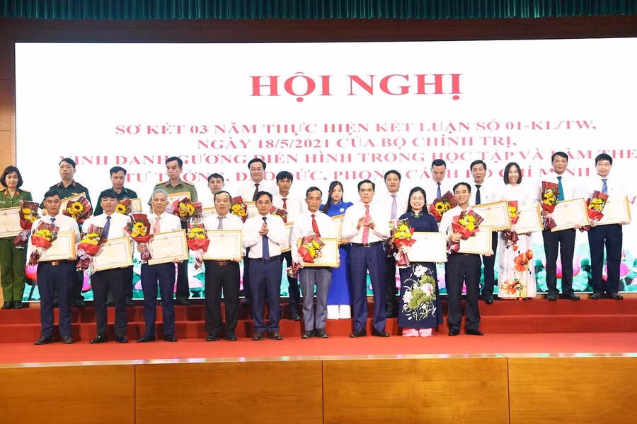 Lãnh đạo tỉnh khen thưởng 42 tập thể và cá nhân điển hình giai đoạn 2021 - 2024.