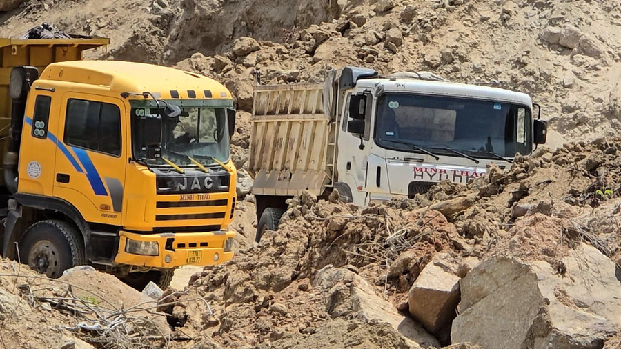 Xe ben tấp nập ra vào tại mỏ đất. Xe ben tấp nập ra vào tại mỏ đất.