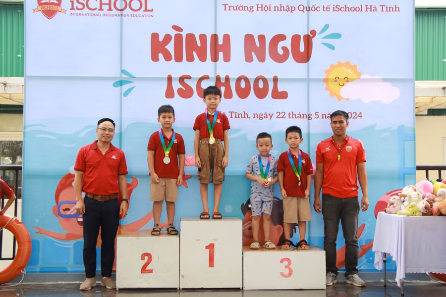 Khối tiểu học có17 Huy chương Vàng, 12 Huy chương Bạc và 29 Huy chương Đồng. Khối tiểu học có17 Huy chương Vàng, 12 Huy chương Bạc và 29 Huy chương Đồng.