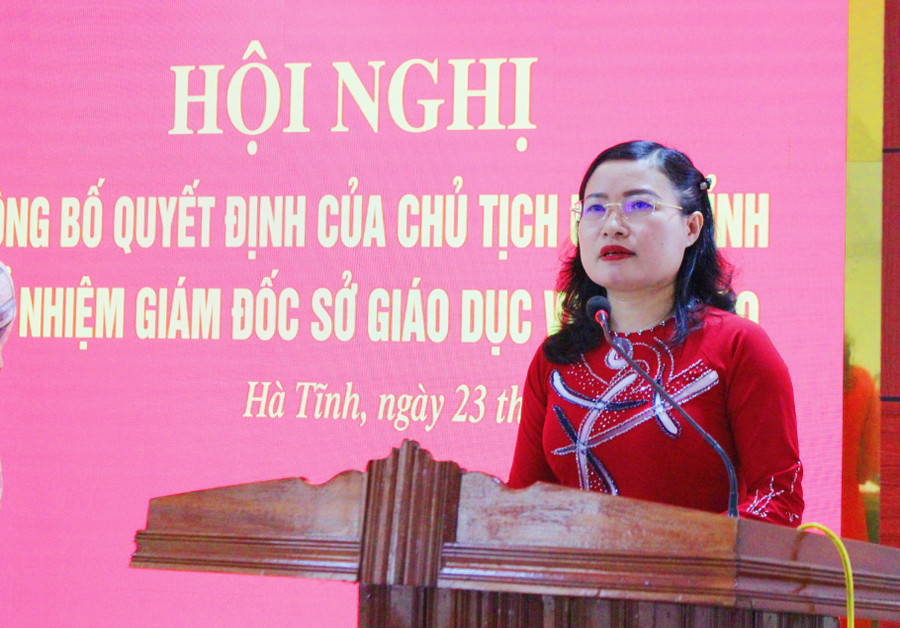 Tân Giám đốc Sở GD&ĐT Nguyễn Thị Nguyệt phát biểu nhận nhiệm vụ. Tân Giám đốc Sở GD&ĐT Nguyễn Thị Nguyệt phát biểu nhận nhiệm vụ.