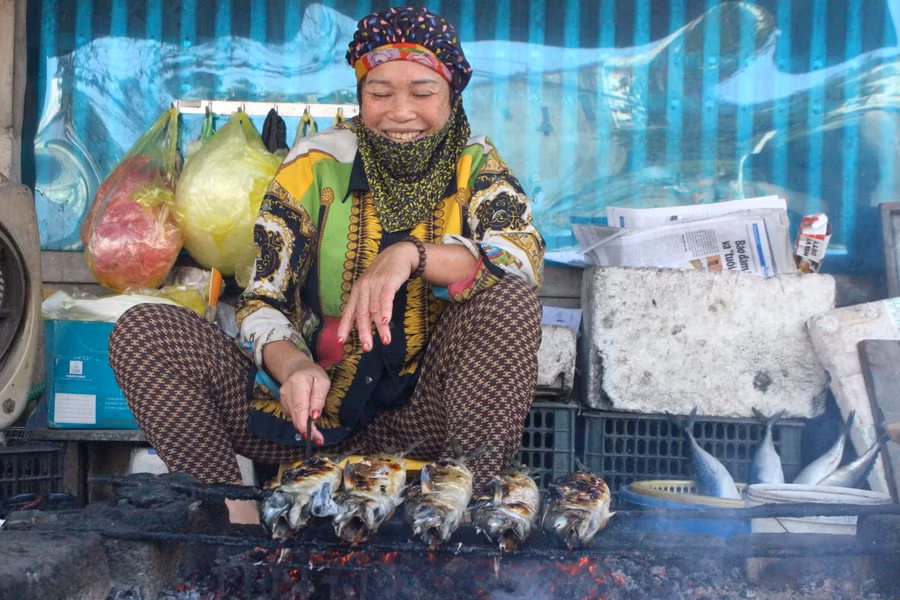 Bà Vương Thị Loan (xã Hộ Độ, huyện Lộc Hà) có hơn 45 năm gắn bó với nghề nướng cá.