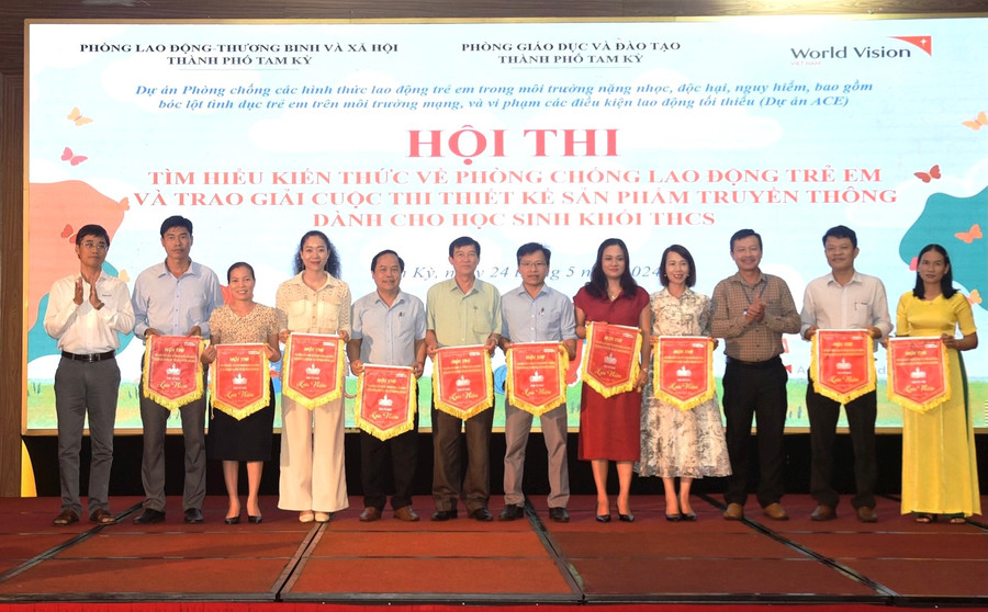 BTC trao cờ lưu niệm cho các trường THCS tham gia hội thi.