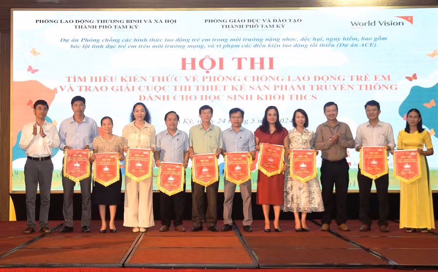 BTC trao cờ lưu niệm cho các trường THCS tham gia hội thi.