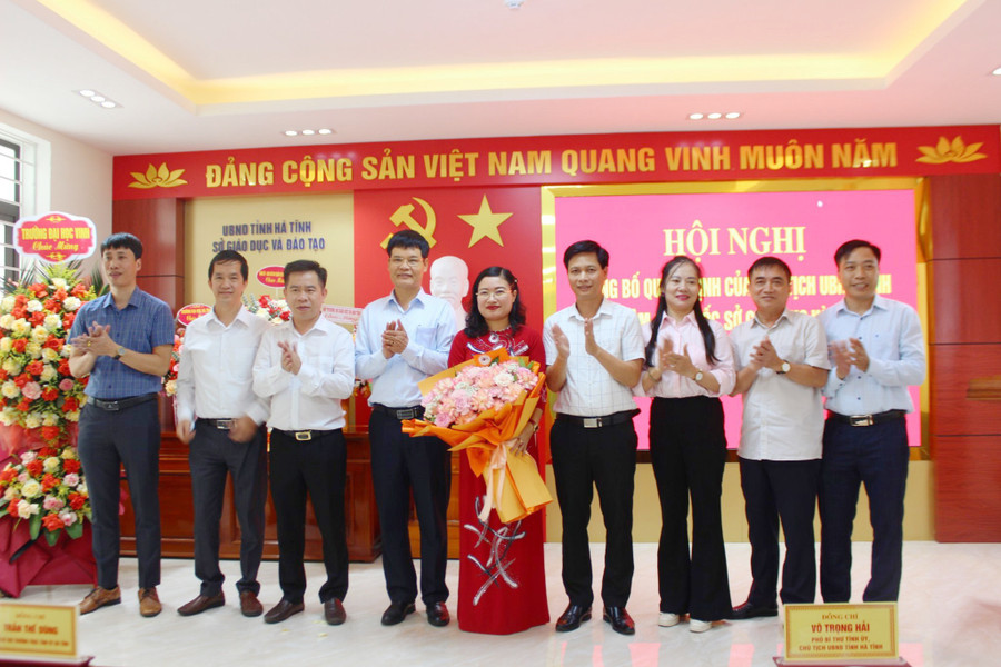 Đại diện các cấp ngành, phòng ban chúc mừng tân Giám đốc Sở GD&ĐT. Đại diện các cấp ngành, phòng ban chúc mừng tân Giám đốc Sở GD&ĐT.