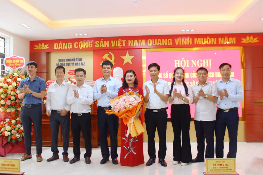 Đại diện các cấp ngành, phòng ban chúc mừng tân Giám đốc Sở GD&amp;ĐT.