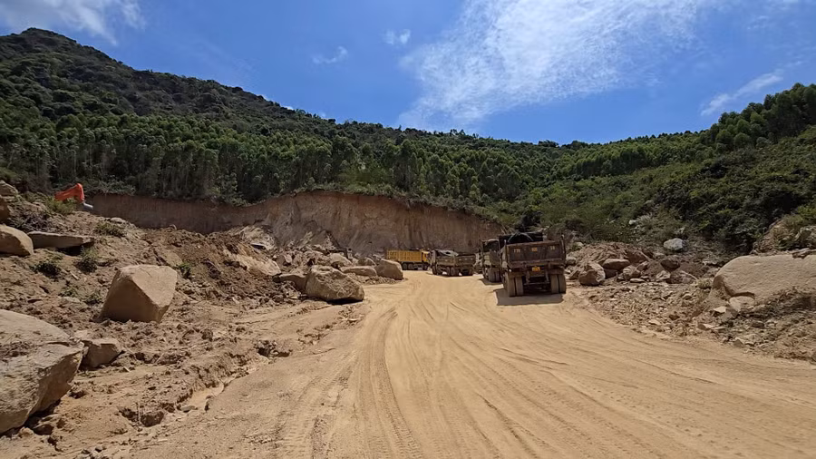 Doanh nghiệp vẫn tiếp tục khai thác đất dù giấy phép đã hết hạn.