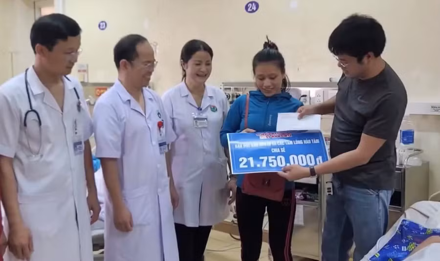 Đại diện Báo GD&TĐ trao số tiền hơn 21 triệu đồng hỗ trợ em Vũ Tuấn Phan.