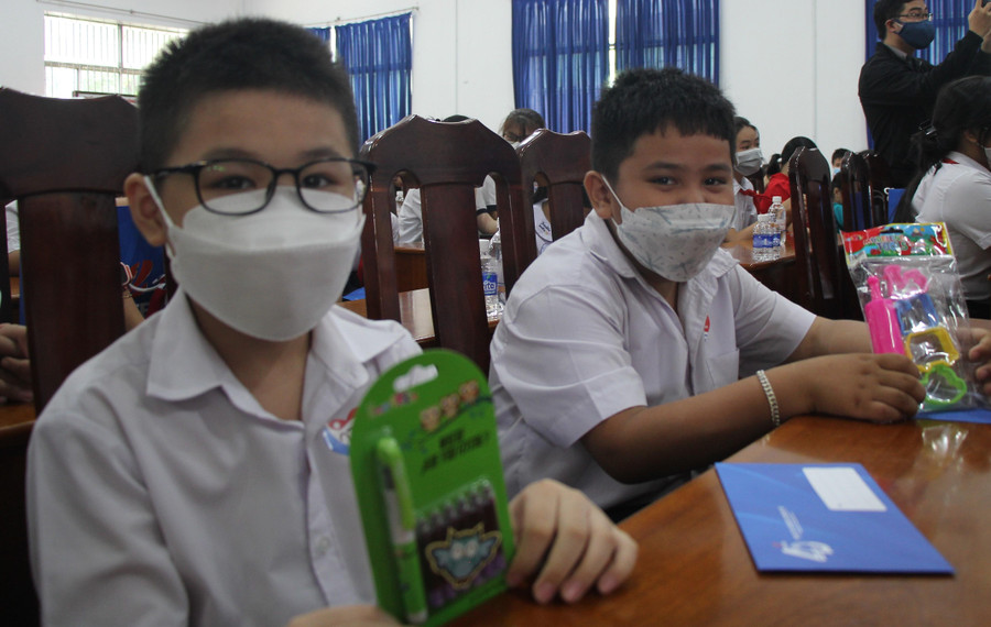 Các em học sinh tại lễ trao học bổng “Đồng hành trẻ mồ côi vượt đại dịch”. Các em học sinh tại lễ trao học bổng “Đồng hành trẻ mồ côi vượt đại dịch”.