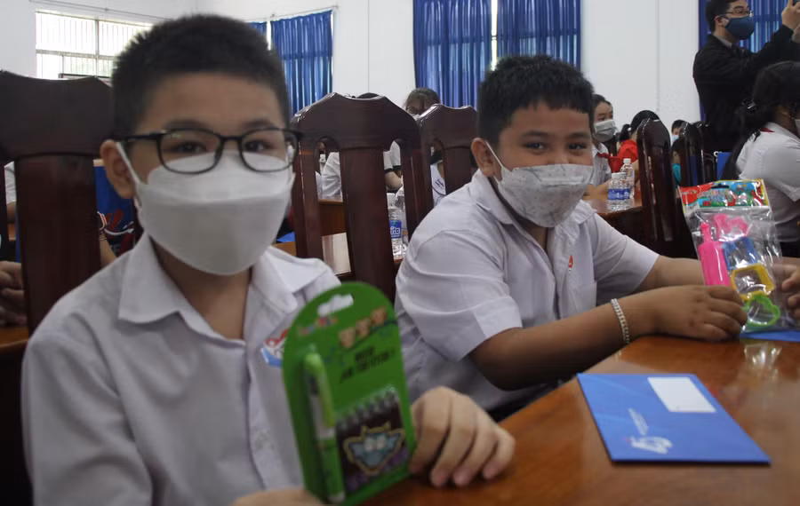 Các em học sinh tại lễ trao học bổng “Đồng hành trẻ mồ côi vượt đại dịch”.