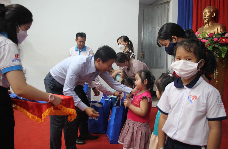 Ông Nguyễn Thanh Đề thăm hỏi các em học sinh. Ông Nguyễn Thanh Đề thăm hỏi các em học sinh.