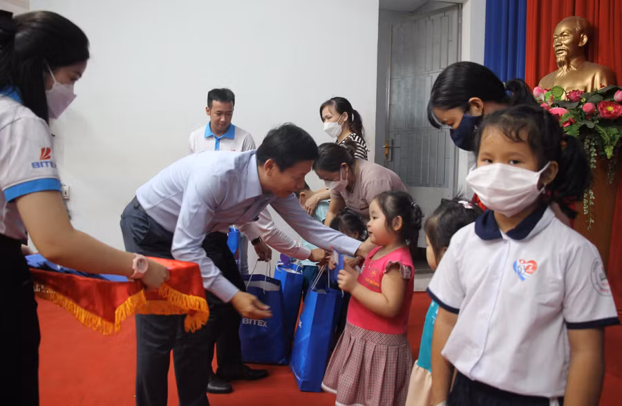 Ông Nguyễn Thanh Đề thăm hỏi các em học sinh.