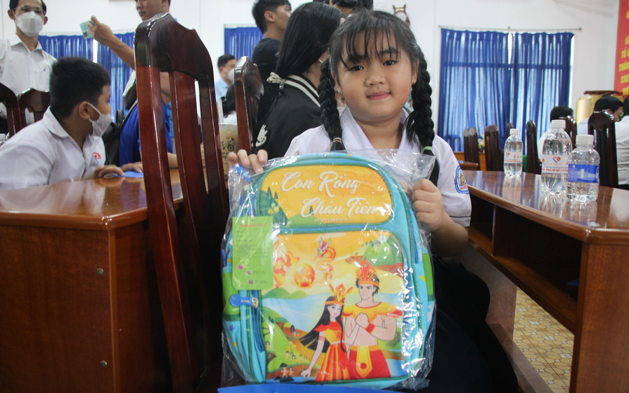 Học sinh phấn khởi vì nhận được quà tặng cho năm học mới. Học sinh phấn khởi vì nhận được quà tặng cho năm học mới.