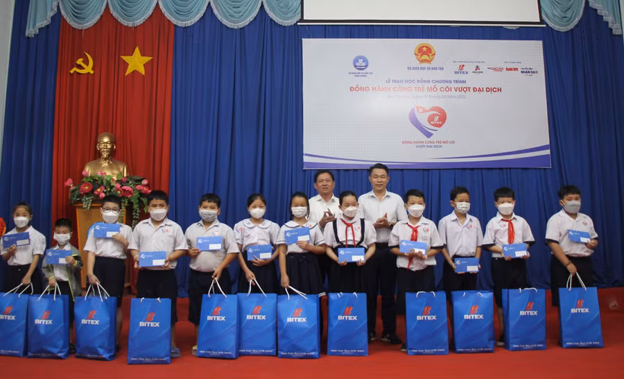 Các em học sinh phấn khởi nhận học bổng từ BITEX.