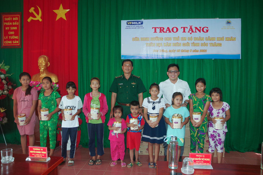 Đại diện lãnh đạo Công ty Sữa VPMilk và Phòng Chính trị, BĐBP Sóc Trăng trao tặng sữa cho các em có hoàn cảnh khó khăn. Đại diện lãnh đạo Công ty Sữa VPMilk và Phòng Chính trị, BĐBP Sóc Trăng trao tặng sữa cho các em có hoàn cảnh khó khăn.