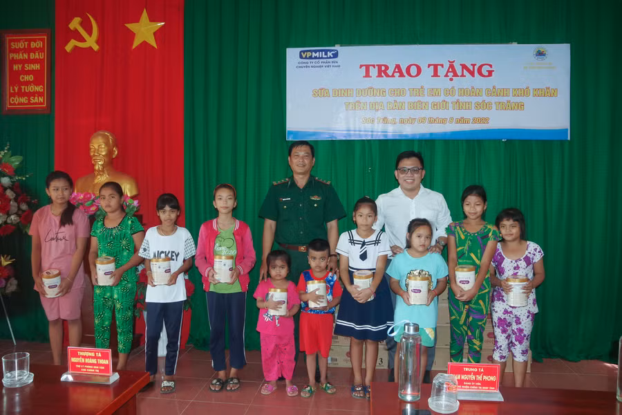 Đại diện lãnh đạo Công ty Sữa VPMilk và Phòng Chính trị, BĐBP Sóc Trăng trao tặng sữa cho các em có hoàn cảnh khó khăn.