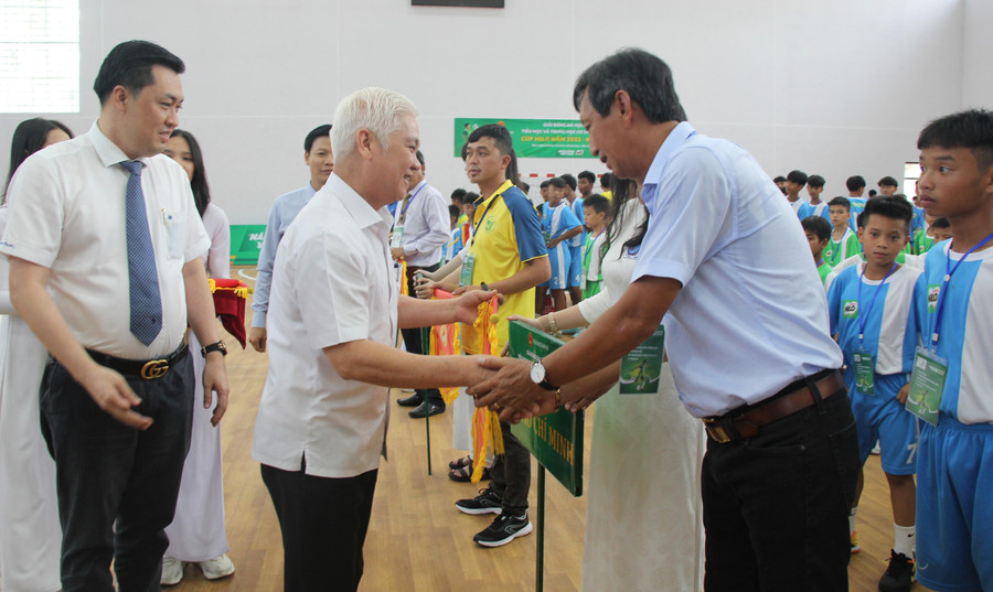 Ông Nguyễn Văn Lợi tặng cờ cho đơn vị tham gia giải đấu. Ông Nguyễn Văn Lợi tặng cờ cho đơn vị tham gia giải đấu.