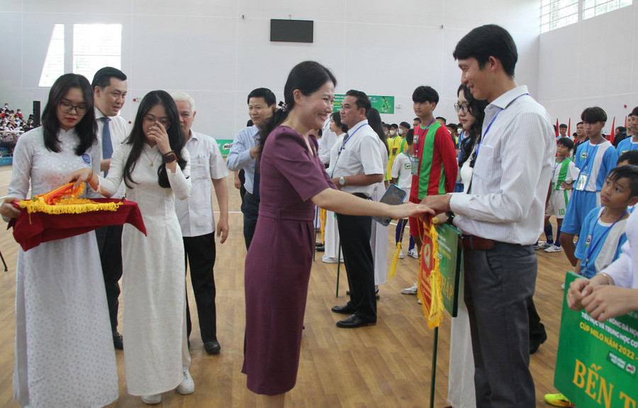 Bà Nguyễn Thị Nhật Hằng tặng cờ cho đơn vị tham gia giải đấu. Bà Nguyễn Thị Nhật Hằng tặng cờ cho đơn vị tham gia giải đấu.