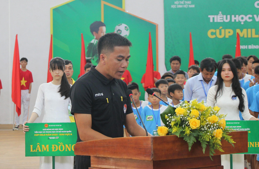 Đại diện tổ trọng tài đọc lời tuyên thệ tại lễ khai mạc. Đại diện tổ trọng tài đọc lời tuyên thệ tại lễ khai mạc.