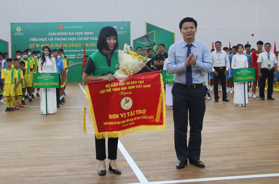 Ông Nguyễn Thanh Đề, Vụ trưởng Vụ Giáo dục thể chất, Bộ GD&ĐT tặng cờ lưu niệm cho đơn vị tài trợ. Ông Nguyễn Thanh Đề, Vụ trưởng Vụ Giáo dục thể chất, Bộ GD&ĐT tặng cờ lưu niệm cho đơn vị tài trợ.