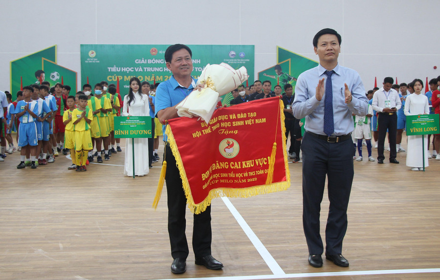 Ông Nguyễn Thanh Đề, Vụ trưởng Vụ Giáo dục thể chất, Bộ GD&ĐT trao cờ cho đơn vị đăng cai. Ông Nguyễn Thanh Đề, Vụ trưởng Vụ Giáo dục thể chất, Bộ GD&ĐT trao cờ cho đơn vị đăng cai.