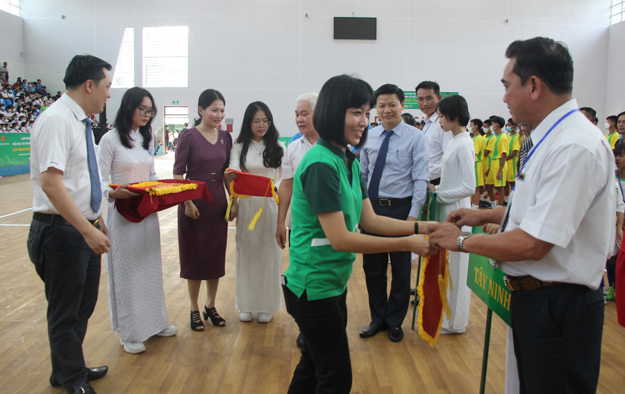 Đại diện nhãn hàng Milo tặng cờ cho đơn vị tham gia giải đấu. Đại diện nhãn hàng Milo tặng cờ cho đơn vị tham gia giải đấu.